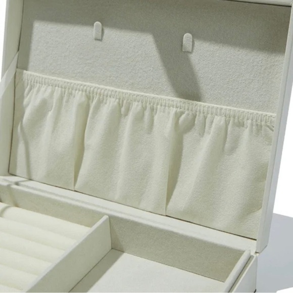 🔥🆕Radley London: Jewelry Storage Box Cream🔥 - Picture 7 of 8